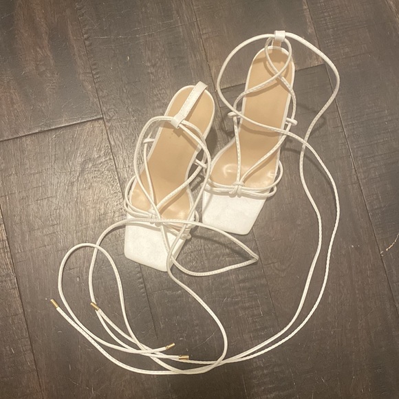 Never Worn White Heels - Picture 8 of 9